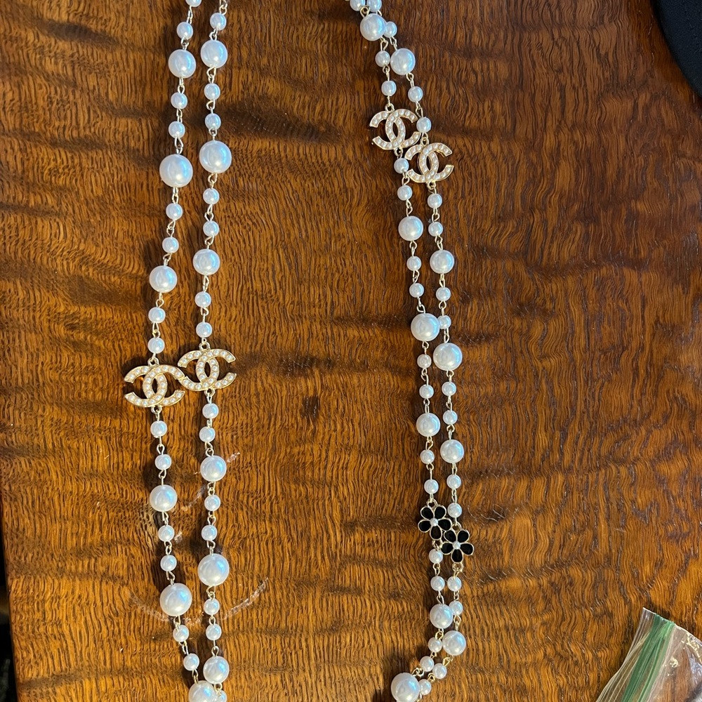 Elegant Pearl and Gold Necklace